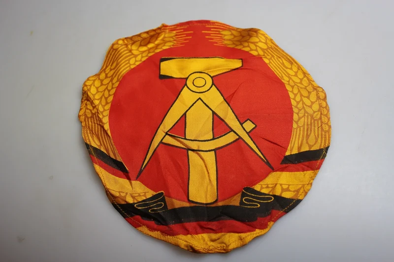 Zentrales Emblem der ehemaligen DDR-Flagge