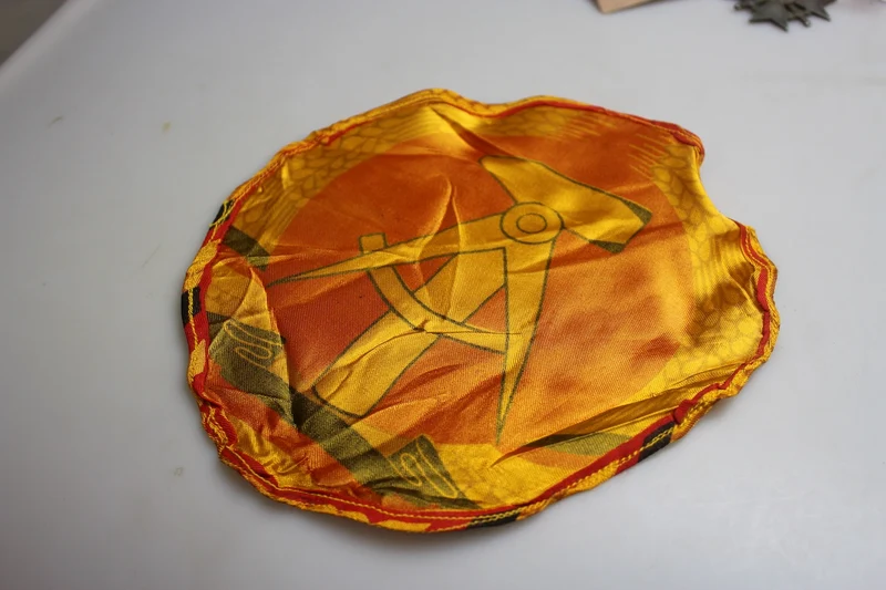 Zentrales Emblem der ehemaligen DDR-Flagge