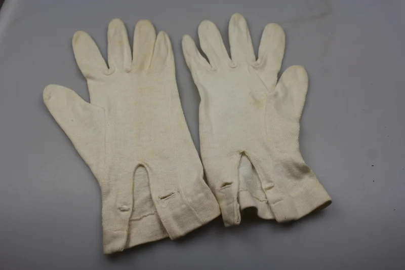 Weiße Zeremonienhandschuhe der REI-Offiziere aus den 30er Jahren