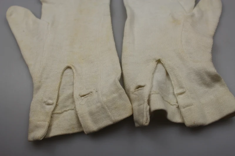Weiße Zeremonienhandschuhe der REI-Offiziere aus den 30er Jahren