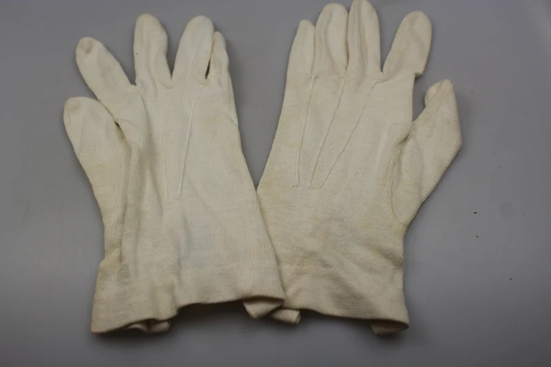 Weiße Zeremonienhandschuhe der REI-Offiziere aus den 30er Jahren