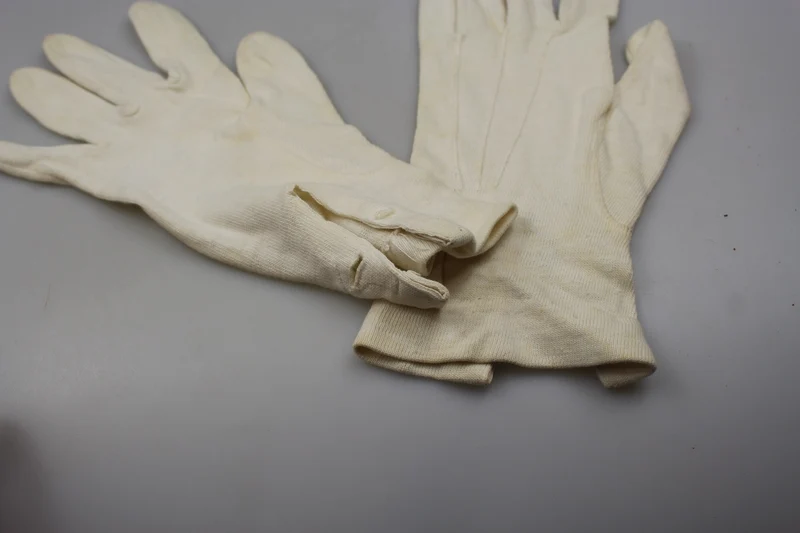 Weiße Zeremonienhandschuhe der REI-Offiziere aus den 30er Jahren