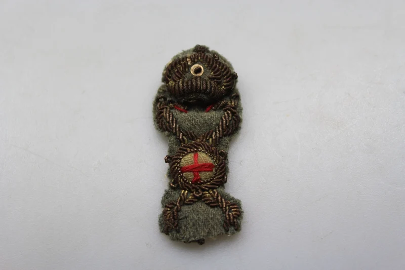 Emblem der Offiziersmütze eines REI-Apothekers aus dem Zweiten Weltkrieg