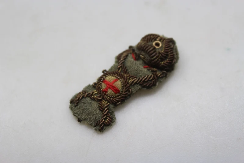 Emblem der Offiziersmütze eines REI-Apothekers aus dem Zweiten Weltkrieg