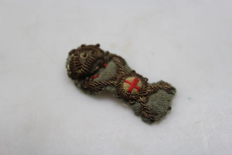 Emblem der Offiziersmütze eines REI-Apothekers aus dem Zweiten Weltkrieg