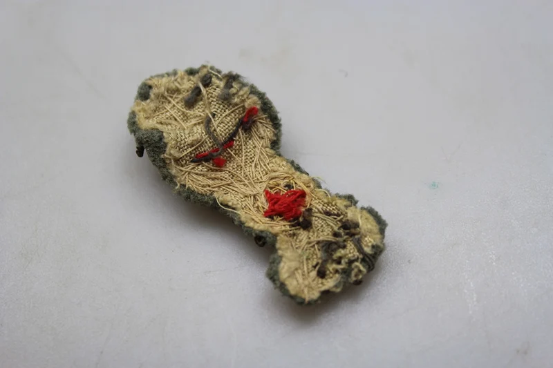 Emblem der Offiziersmütze eines REI-Apothekers aus dem Zweiten Weltkrieg