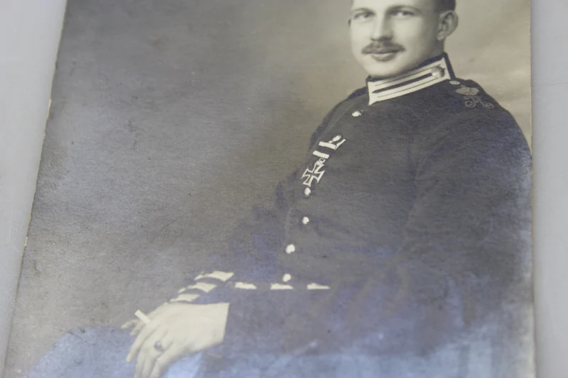Zwei Fotos eines deutschen Offiziers aus dem 1. Weltkrieg