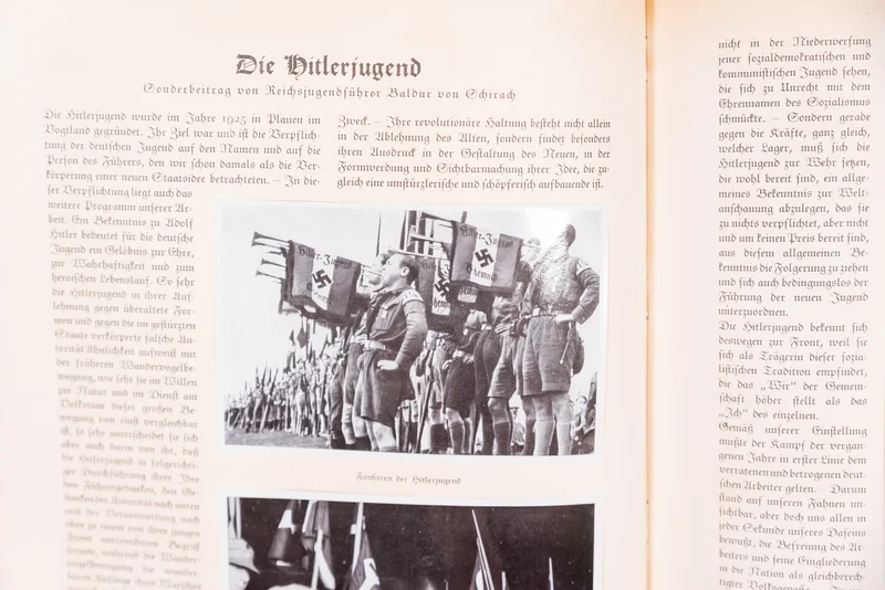 „Deutschland Erwacht“. Stickeralbum