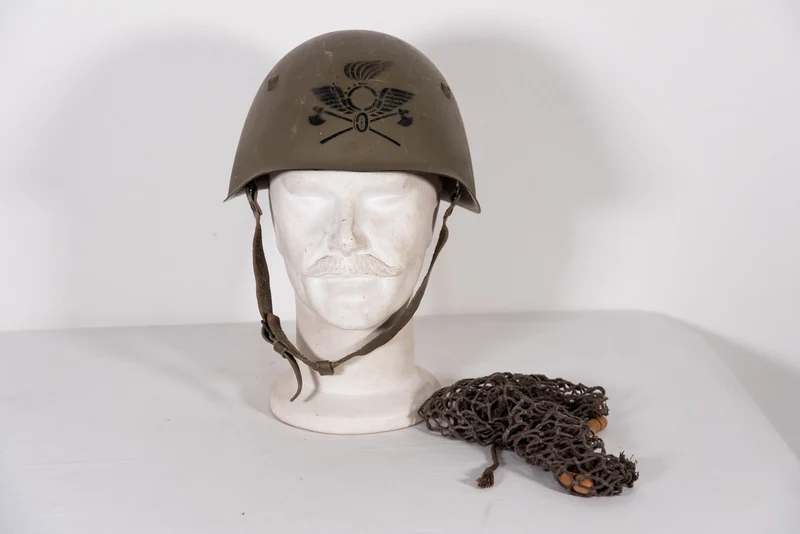 Italienischer M.33-Helm der Nachkriegszeit mit Fries