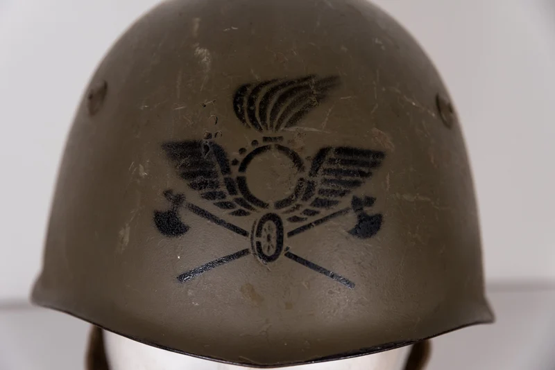 Italienischer M.33-Helm der Nachkriegszeit mit Fries