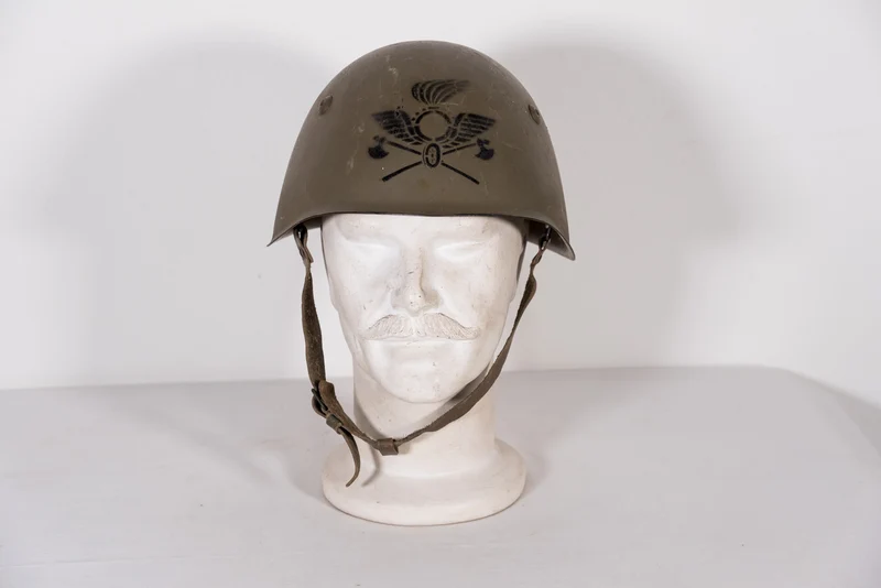 Italienischer M.33-Helm der Nachkriegszeit mit Fries