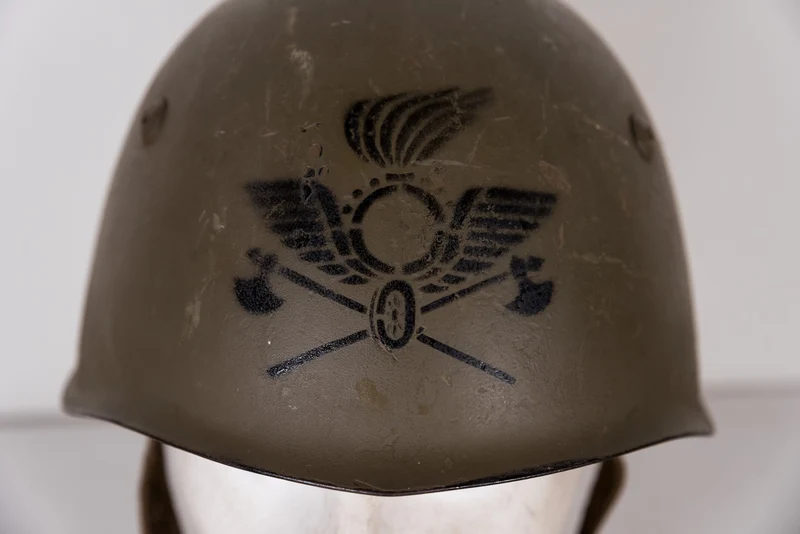 Italienischer M.33-Helm der Nachkriegszeit mit Fries