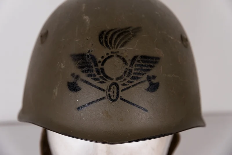 Italienischer M.33-Helm der Nachkriegszeit mit Fries