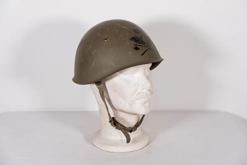 Italienischer M.33-Helm der Nachkriegszeit mit Fries