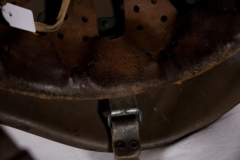 Italienischer M.33-Helm der Nachkriegszeit mit Fries