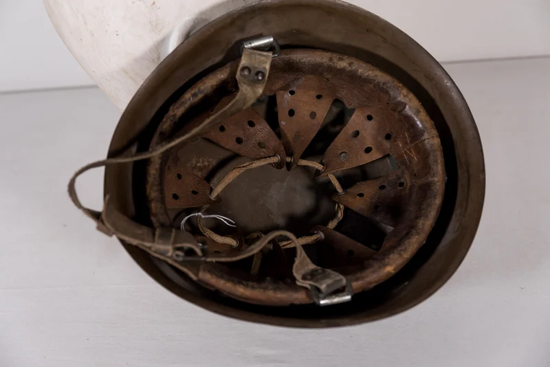 Italienischer M.33-Helm der Nachkriegszeit mit Fries