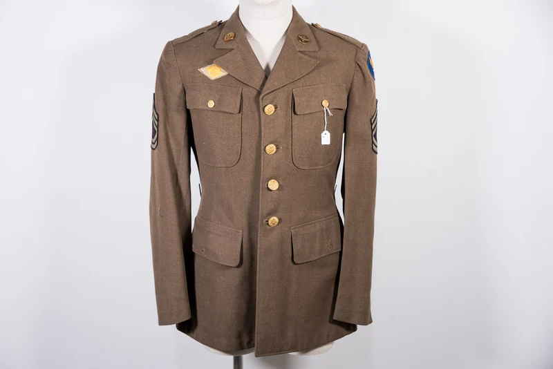 Dienstjacke mit vier Taschen aus dem 2. Weltkrieg
