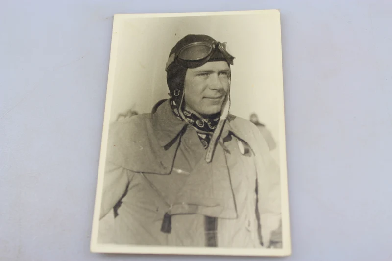 Studiofoto eines Piloten der Luftwaffe