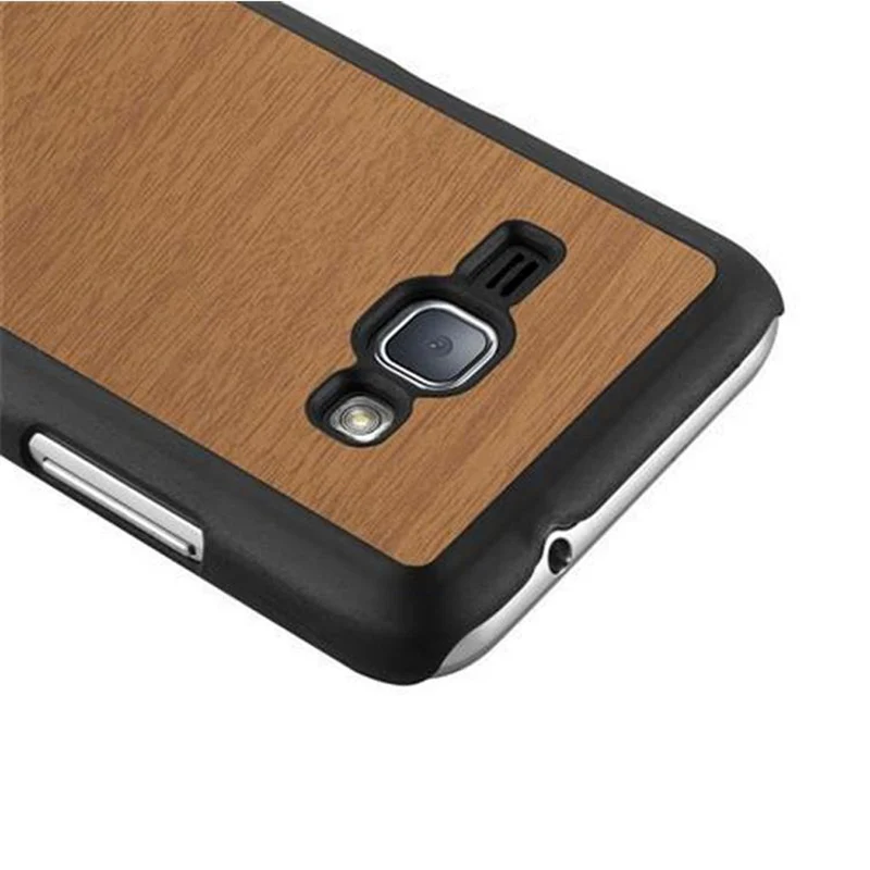 Cadorabo Hülle kompatibel mit Samsung Galaxy J1 2016 Hard Case Schutzhülle in Holz Optik gegen Kratzer und Stöße