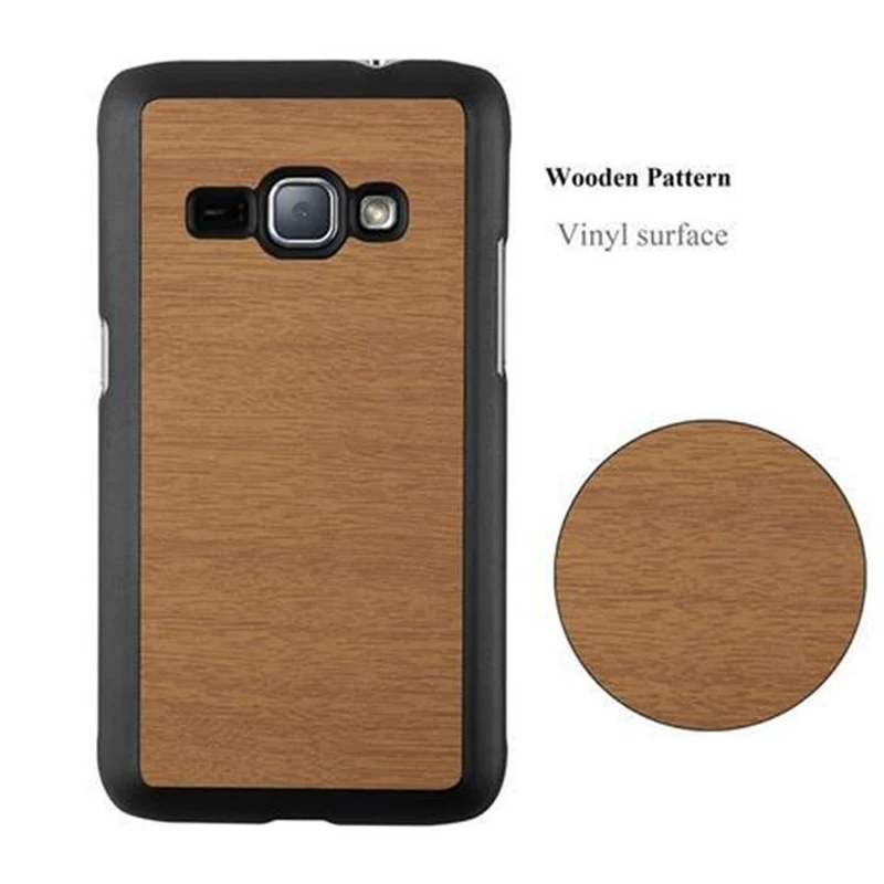 Cadorabo Hülle kompatibel mit Samsung Galaxy J1 2016 Hard Case Schutzhülle in Holz Optik gegen Kratzer und Stöße