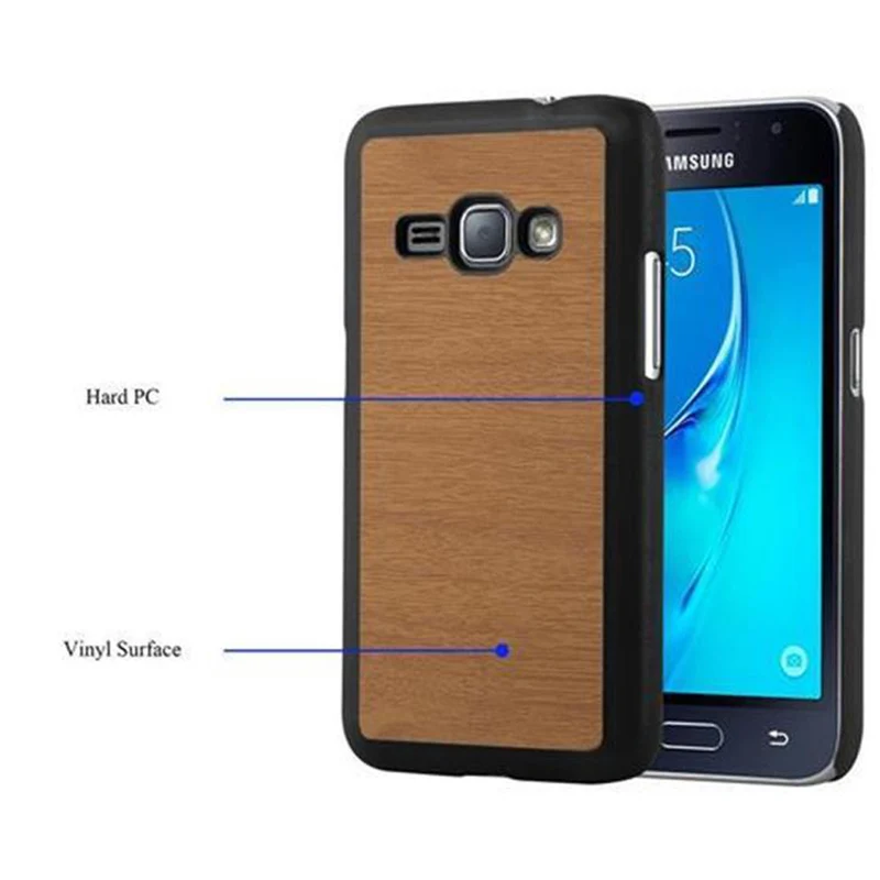 Cadorabo Hülle kompatibel mit Samsung Galaxy J1 2016 Hard Case Schutzhülle in Holz Optik gegen Kratzer und Stöße