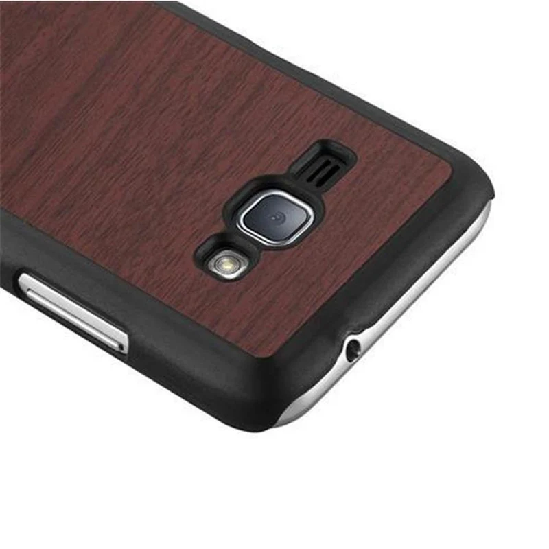 Cadorabo Hülle kompatibel mit Samsung Galaxy J1 2016 Hard Case Schutzhülle in Holz Optik gegen Kratzer und Stöße
