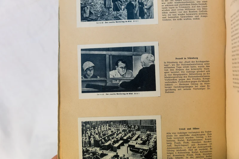 „Der Zweite Weltrieg im Bild“ Zwei Bände. Stickeralbum aus den 60er Jahren