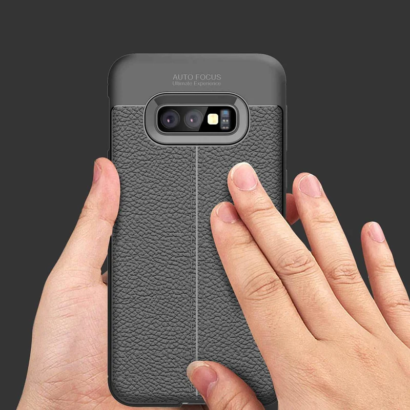Cadorabo Hülle kompatibel mit Samsung Galaxy S10e Schutzhülle aus TPU Silikon mit edler Kunstleder-Applikation